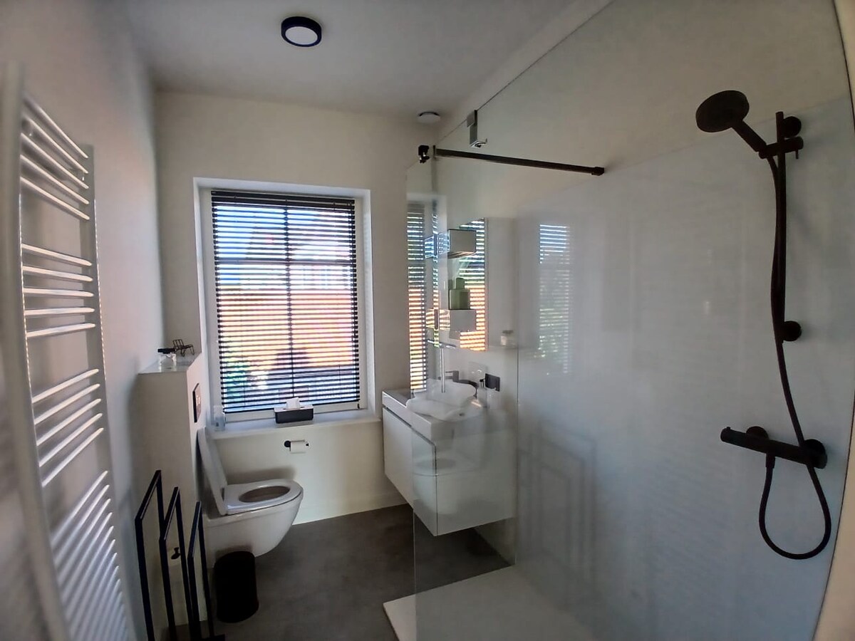 Salle de bain aux finitions calmes at The Jacob House