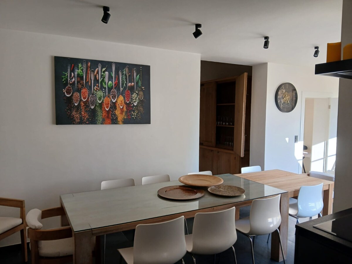 Grande table pour partager les repas at The Jacob House