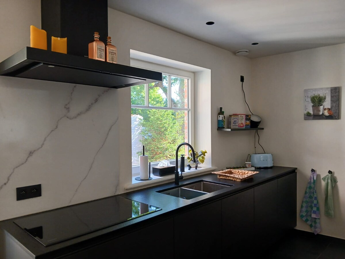 Keuken met rustige materialen at The Jacob House